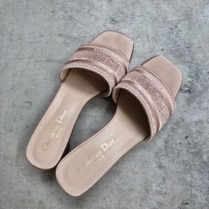 women Sandal shoes.